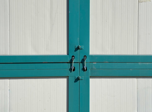 Industrial prefabricated container with metal lock