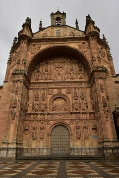 La fa&ccedil;ade de style plateresque de l&rsquo;&eacute;glise du couvent San Esteban &agrave; Salamanque