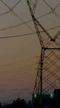 Vertical video: Camera panning right, pylons entering frame, overlay appearing, showing grid size