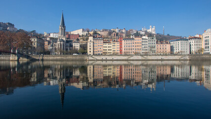 Fototapeta premium Paysage de ville en France: Lyon, la Saône et le quartier saint Georges au pied de la colline de Fourvière en automne