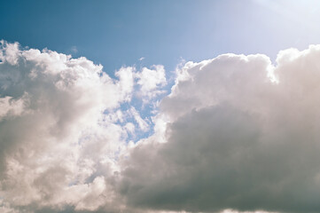 Obraz premium Dramatic sky with fluffy white clouds against a bright blue expanse