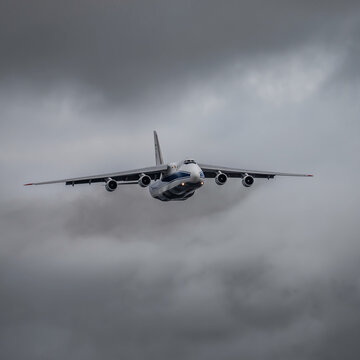 Gigantisches Frachtflugzeug Antonov An-225 &bdquo;Mrija&ldquo; im Flug vor dramatischem Himmel, beeindruckende Luftfahrtaufnahme mit Copyspace f&uuml;r Technik-, Transport- und Logistikthemen.