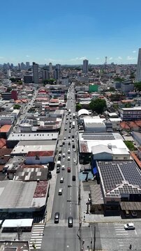 Vista a&eacute;rea do centro de Mogi das Cruzes com tr&acirc;nsito de ve&iacute;culos em avenida principal destacando mobilidade urbana e fluxo na cidade