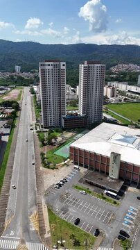 Drone mostra o Gin&aacute;sio Hugo Ramos com &aacute;rea urbana ao redor destacando infraestrutura esportiva e lazer na cidade de Mogi das Cruzes