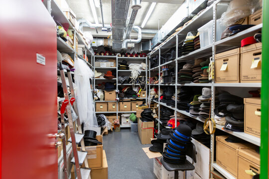 Vollgepacktes Lagerregal mit Kartons und Materialien in industriellem Archivraum mit Metallregalen