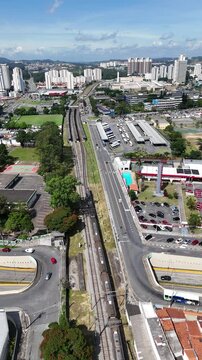 Drone registra paisagem urbana de Mogi das Cruzes com linha ferrovi&aacute;ria, avenidas e bairros residenciais no Alto Tiet&ecirc;.