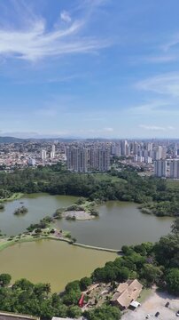 Drone mostra o Parque Centen&aacute;rio com &aacute;reas verdes, lago e caminhos destacando integra&ccedil;&atilde;o entre natureza e cidade no Alto Tiet&ecirc;