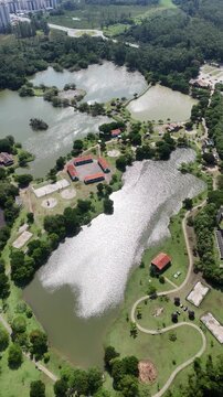 Vista a&eacute;rea do Parque Centen&aacute;rio com vegeta&ccedil;&atilde;o densa e lago destacando espa&ccedil;o de lazer e preserva&ccedil;&atilde;o ambiental em Mogi das Cruzes