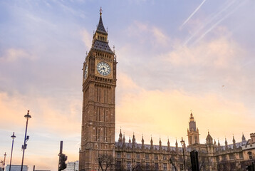 Obraz premium Elizabeth Tower standing tall with the Houses of Parliament under a beautiful pastel sunset sky, symbolizing London history and government