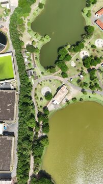 Imagem a&eacute;rea do Parque Centen&aacute;rio com lago central e vegeta&ccedil;&atilde;o ao redor evidenciando espa&ccedil;o urbano de lazer em Mogi das Cruzes