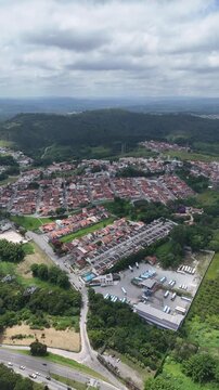 Vista a&eacute;rea de bairro residencial em Mogi das Cruzes com casas, ruas organizadas e &aacute;reas verdes, destacando urbaniza&ccedil;&atilde;o e qualidade de vida na regi&atilde;o do Alto Tiet&ecirc; paulista