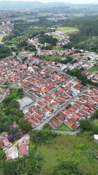 Imagem a&eacute;rea de bairro residencial em Mogi das Cruzes mostrando casas e vias urbanas cercadas por vegeta&ccedil;&atilde;o no Alto Tiet&ecirc; em S&atilde;o Paulo