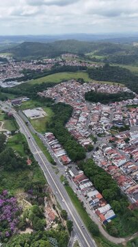 Vista panor&acirc;mica a&eacute;rea de &aacute;rea residencial em Mogi das Cruzes com ruas e casas distribu&iacute;das entre &aacute;reas verdes no Alto Tiet&ecirc; paulista