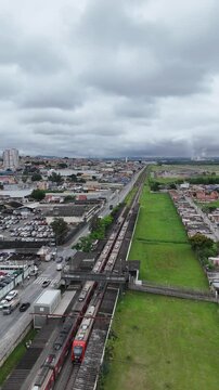 Vista a&eacute;rea do bairro Br&aacute;s Cubas em Mogi das Cruzes com linha f&eacute;rrea, avenida e &aacute;reas residenciais urbanas.