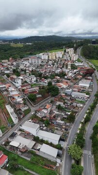 Vista a&eacute;rea de bairro residencial em Mogi das Cruzes com &aacute;reas verdes e ruas organizadas, representando expans&atilde;o urbana no Alto Tiet&ecirc; paulista