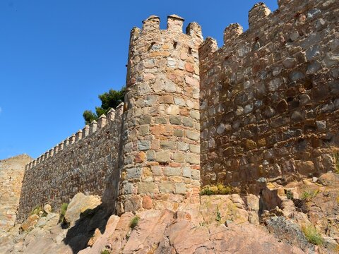 Remparts de la ville d&rsquo;&Aacute;vila en Espagne construits sur les rochers
