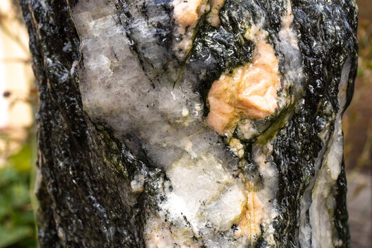 Strukturierter Naturstein mit feinen Farbnuancen in Wei&szlig;, Ros&eacute; und Grau, &uuml;ber den Wasser nach unten flie&szlig;t