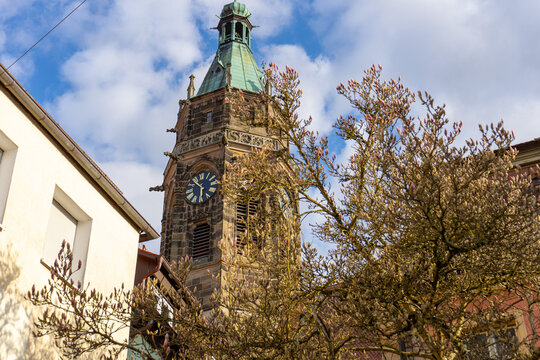 Historischer Kirchturm in Roth mit zarten Bl&uuml;tenzweigen vor frischer Fr&uuml;hlingskulisse