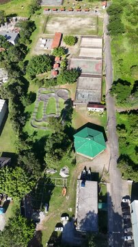 Drone registra o Parque Leon Feffer em Mogi das Cruzes destacando sua extensa vegeta&ccedil;&atilde;o, &aacute;reas abertas e import&acirc;ncia ambiental para a regi&atilde;o.