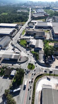 Vista a&eacute;rea do bairro Vila Industrial em Mogi das Cruzes com galp&otilde;es, ruas e &aacute;rea industrial destacando infraestrutura produtiva e log&iacute;stica urbana