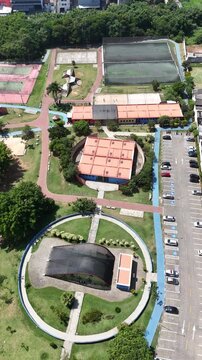 Vista a&eacute;rea do Parque da Cidade em Mogi das Cruzes com &aacute;reas verdes, lago e estrutura de lazer, destacando espa&ccedil;o urbano para atividades ao ar livre e conviv&ecirc;ncia na cidade