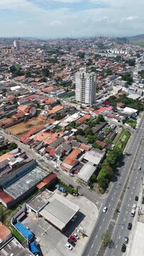 Imagem a&eacute;rea da cidade de Mogi das Cruzes evidenciando densidade urbana, ruas e edifica&ccedil;&otilde;es, representando desenvolvimento e expans&atilde;o no Alto Tiet&ecirc;