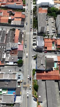 Vista a&eacute;rea da cidade de Mogi das Cruzes com &aacute;rea urbana densa, ruas organizadas e constru&ccedil;&otilde;es, destacando crescimento e desenvolvimento na regi&atilde;o do Alto Tiet&ecirc; em S&atilde;o Paulo