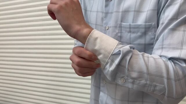 スーツに着替えるビジネスマン