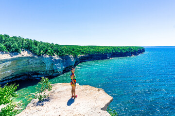 Naklejka premium Clear blue sky above rugged cliffside