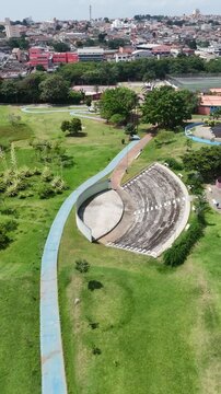 Vista a&eacute;rea do Parque da Cidade em Mogi das Cruzes destaca &aacute;reas verdes, lazer urbano e infraestrutura p&uacute;blica no Alto Tiet&ecirc; paulista