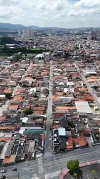 Imagem a&eacute;rea da Vila Industrial com galp&otilde;es e vias urbanas evidenciando atividade industrial e mobilidade na cidade de Mogi das Cruzes