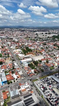 Imagem a&eacute;rea da cidade de Mogi das Cruzes evidenciando ruas, casas e organiza&ccedil;&atilde;o urbana, representando crescimento e ocupa&ccedil;&atilde;o no Alto Tiet&ecirc; paulista