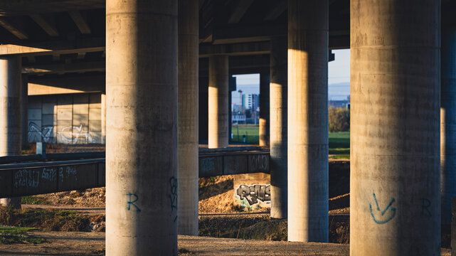 Symmetry of the higway pillars ends in a far
