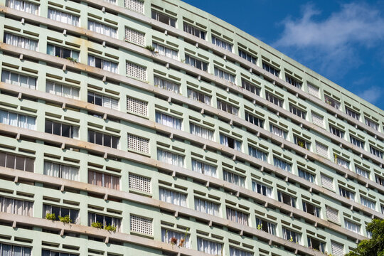 Curitiba, Brasil - Fachada de edificio con el cielo azul de fondo.