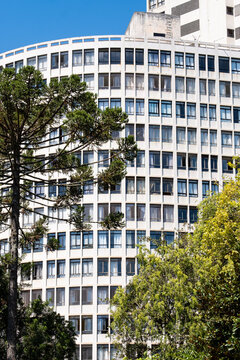 Curitiba, Brasil - Fachada de edificio con el cielo azul de fondo.