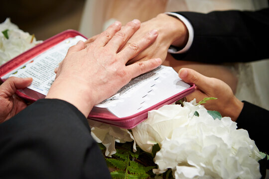 The hands of the bride and groom exchanging wedding vows at the wedding
