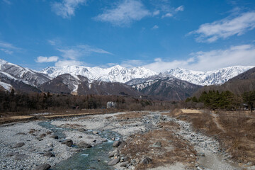 冠雪の北アルプスと清流　長野県白馬村 © RATM