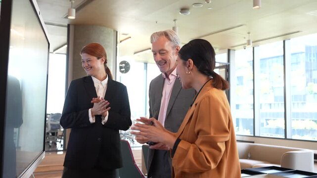 C&ecirc;ā nāy chāy xāwus̄o k̄heīyn kradān prụks̄ʹā ngān l&aelig;a brīph k̄ĥxmūl kār thảngān nı h̄̂xng prachum
69
The senior male boss was writing on the whiteboard, discussing work plans, and briefing clients in 