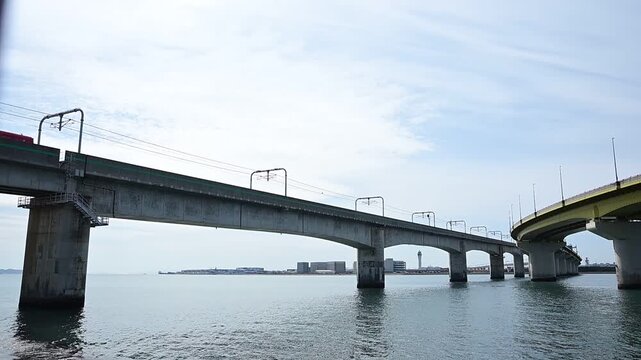 中部国際空港連絡鉄道橋の上で離合する名鉄電車（名鉄空港線 りんくう常滑 - 中部国際空港, 2026年3月）