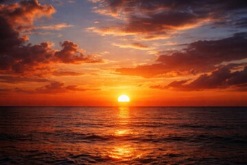 Obraz premium Golden sun dipping below the far horizon at dusk