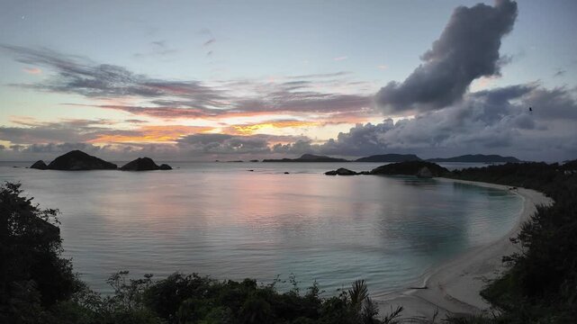 渡嘉敷島・阿波連ビーチから望む夕日とハナリ島（シブがき島）のシルエット 慶良間諸島 動画素材 4K