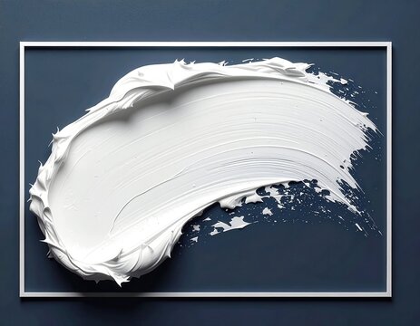Texture de cr&egrave;me blanche &eacute;paisse appliqu&eacute;e avec un pinceau sur une surface bleu marine encadr&eacute;e pour un concept de cosm&eacute;tique ou d'art abstrait.