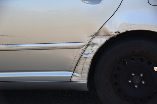 銀色の乗用車のボディに付いた傷のアップ