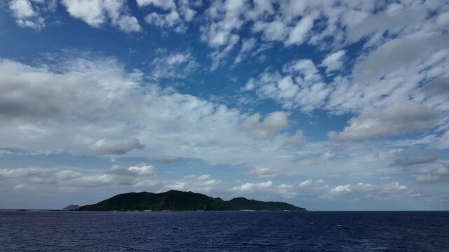 渡嘉敷港を出港したフェリーからの景色 遠ざかる慶良間諸島の島影 動画素材 4K