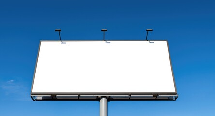 Obraz premium Unused outdoor advertising board under a bright blue sky backdrop