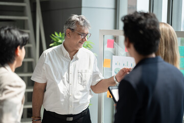 Obraz premium Caucasian businessman giving flipchart presentation in the office