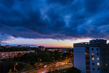 Obraz premium Evening hues paint the sky above a busy urban skyline as day fades into night