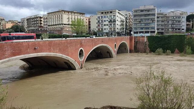Benevento - Fiume Calore in piena da Via Grimoaldo Re