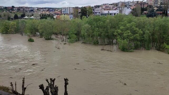 Benevento - Fiume Calore in piena da via Lungocalore Manfredi di Svevia