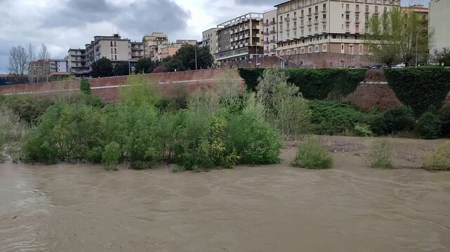 Benevento - Fiume Calore in piena dal Ponte Vanvitelli